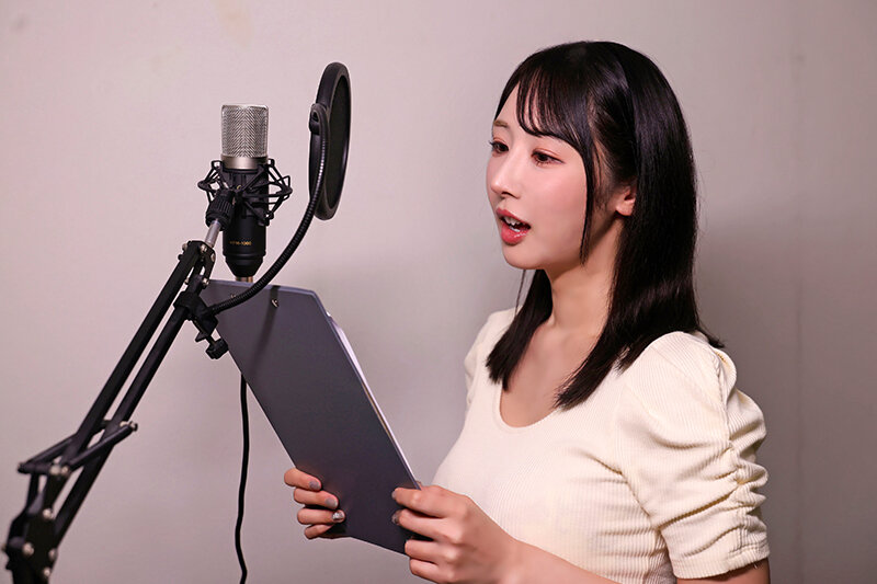 小野坂ゆいかと録音マイクが写る公式sample_l