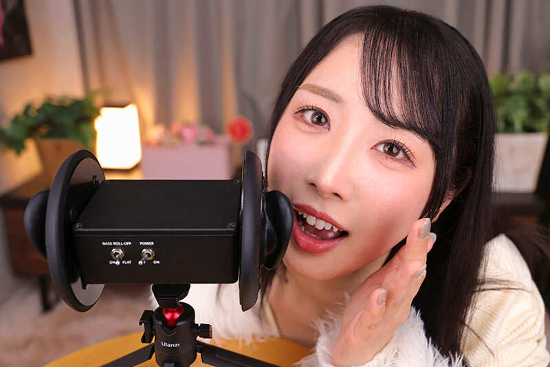 録音マイクと人物の横顔が写る公式sample_l